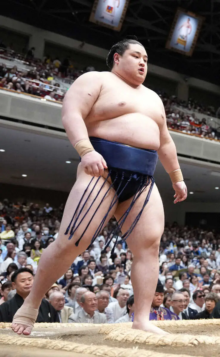 【画像・写真】＜大相撲夏場所5日目＞玉鷲を押し出しで破った若ノ勝（撮影・木村　揚輔）