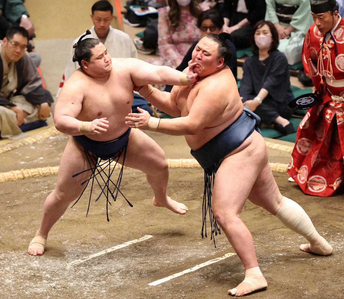 【画像・写真】＜夏場所5日目＞玉鷲（右）を攻める若ノ勝（撮影・村上　大輔）