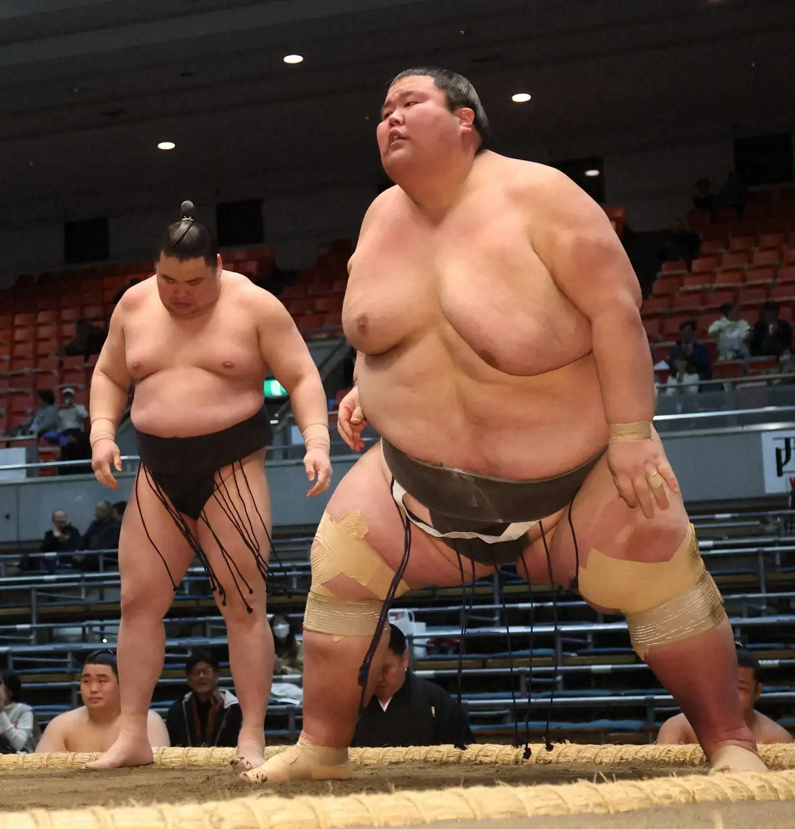 【画像・写真】旭富士（左）に敗れた出羽ノ城（撮影・長嶋　久樹）