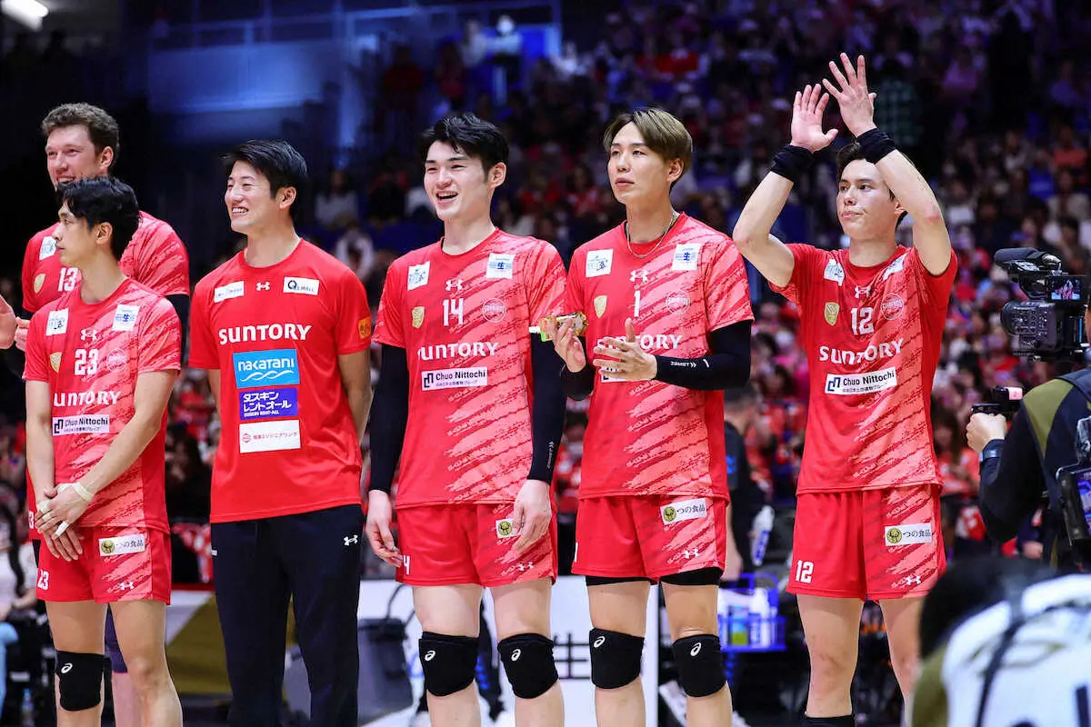 【画像・写真】【SVリーグ】サントリー、連覇に王手　高橋藍は勝負どころでフェイクセット「ディマに託した」）