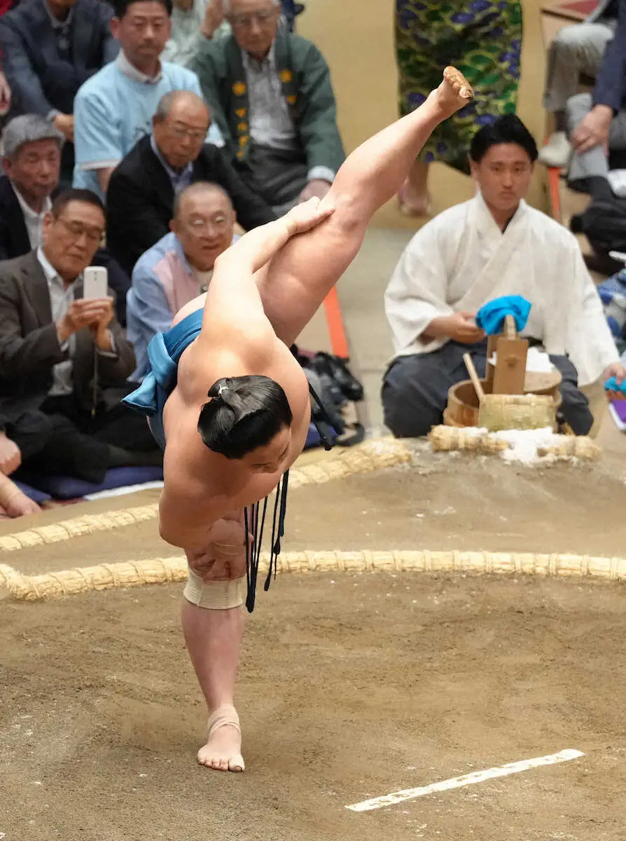 【画像・写真】“美しすぎる四股”で人気の琴栄峰が勝ち越し決める　2敗守って優勝戦線に踏みとどまる