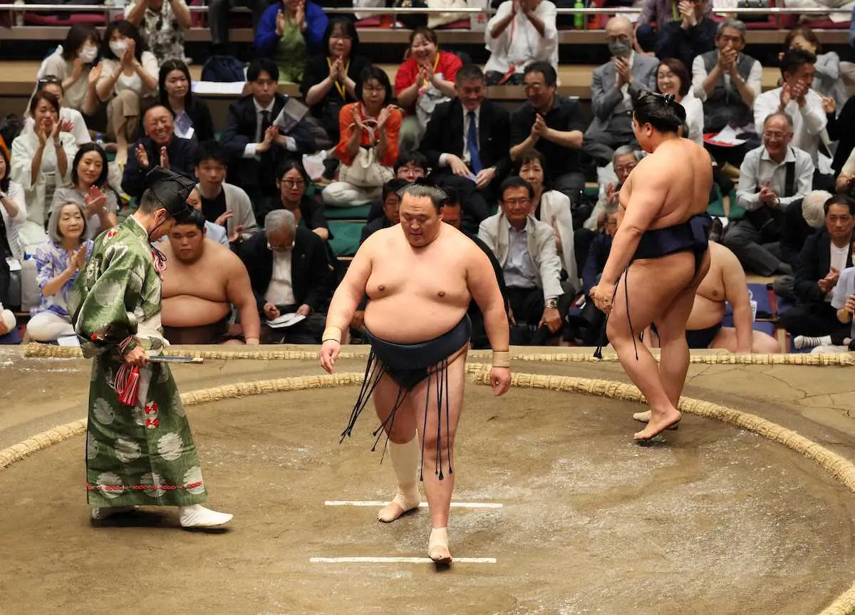 【画像・写真】幕内通算100場所目の玉鷲は10日目に初星　力強い突進で朝白龍を圧倒　日馬富士抜き単独8位713勝目