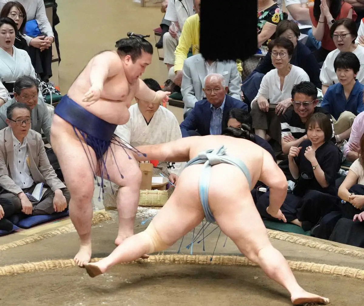 【画像・写真】額に大きな絆創膏の大関・霧島は正代に敗れて2敗目　大混戦…若隆景ら6人並走　琴桜は連敗5で止める