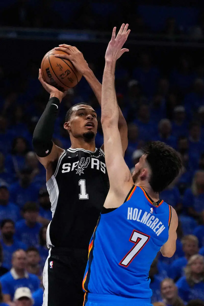 【画像・写真】【NBA】いきなり再延長戦の死闘！スパーズがウェンバンヤマ大暴れで先勝　サンダーは今季PO初黒星