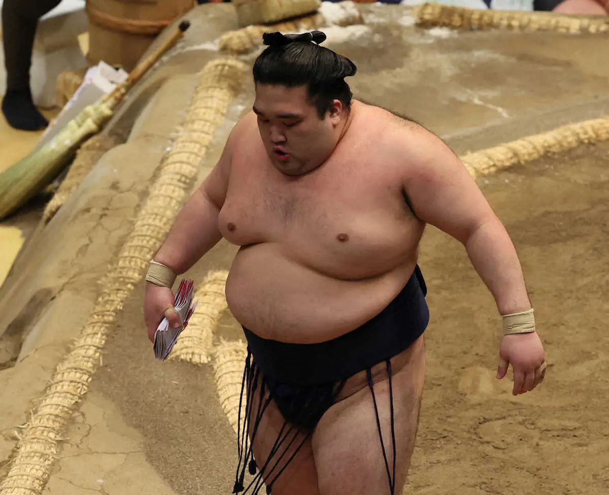【画像・写真】＜大相撲夏場所10日目＞懸賞金を手に引き揚げる豪ノ山（撮影・小海途　良幹）