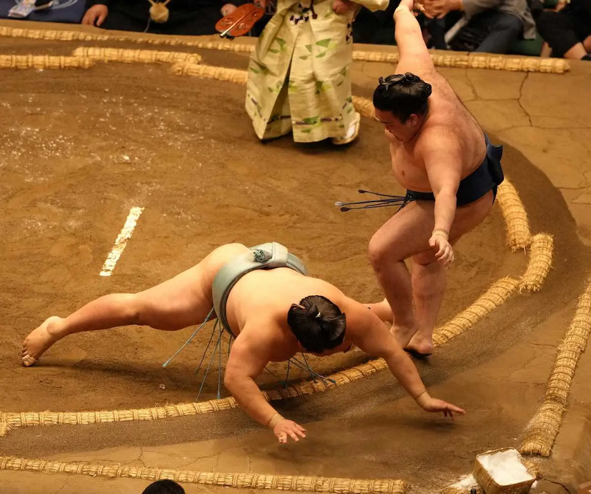 【画像・写真】＜大相撲夏場所10日目＞引き落としで琴勝峰（左）を敗る豪ノ山（撮影・篠原　正樹）