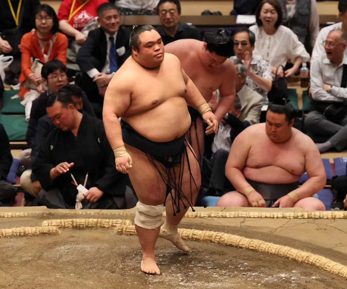 【画像・写真】＜大相撲夏場所10日目＞藤凌駕（手前）は時疾風を押し出しで破る（撮影・小海途　良幹）