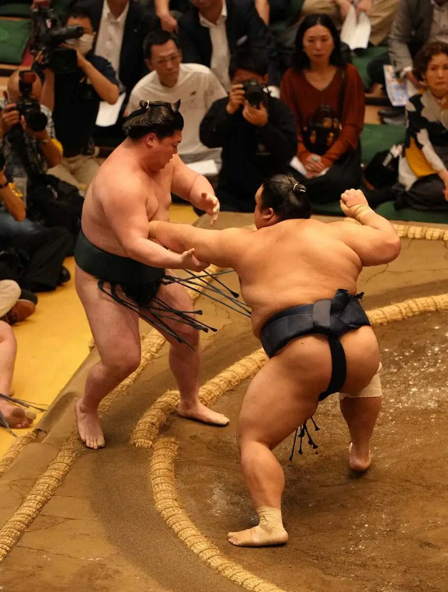 【画像・写真】＜大相撲夏場所10日目＞時疾風（左）を押し出しで敗る藤凌駕（撮影・篠原　正樹）