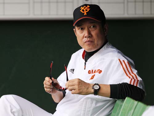 愛人報道で告訴に踏み切った巨人・原監督。３日、川崎市のジャイアンツ球場で練習を見守る