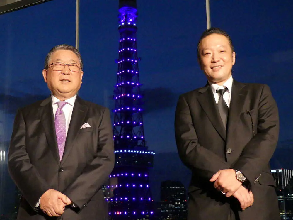 美空ひばりさんの33回忌を記念して紫色にライトアップされた東京タワーの点灯式に参加した加藤和也氏（右）と司会の徳光和夫。。