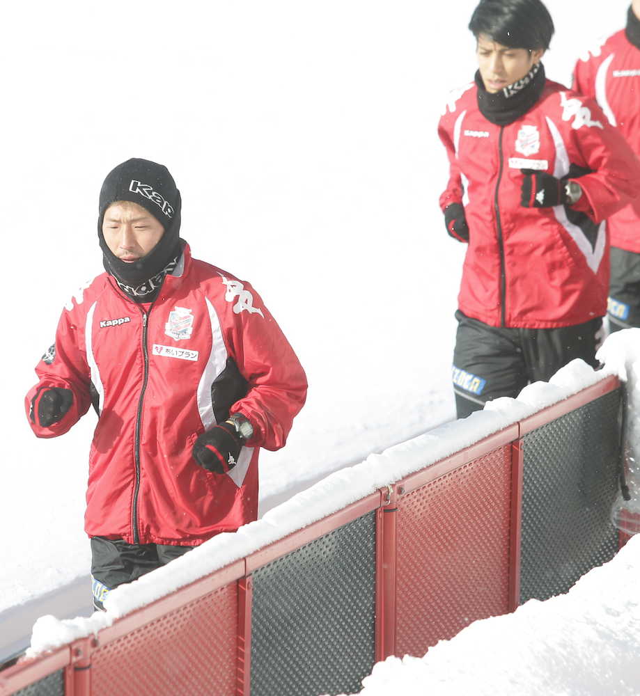 雪の中をランニングする札幌・白井と宮吉（右）