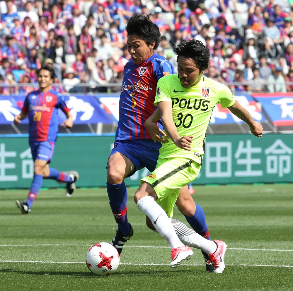 昨年のＦＣ東京との対戦では２試合で３得点を決めた浦和の興梠（右）