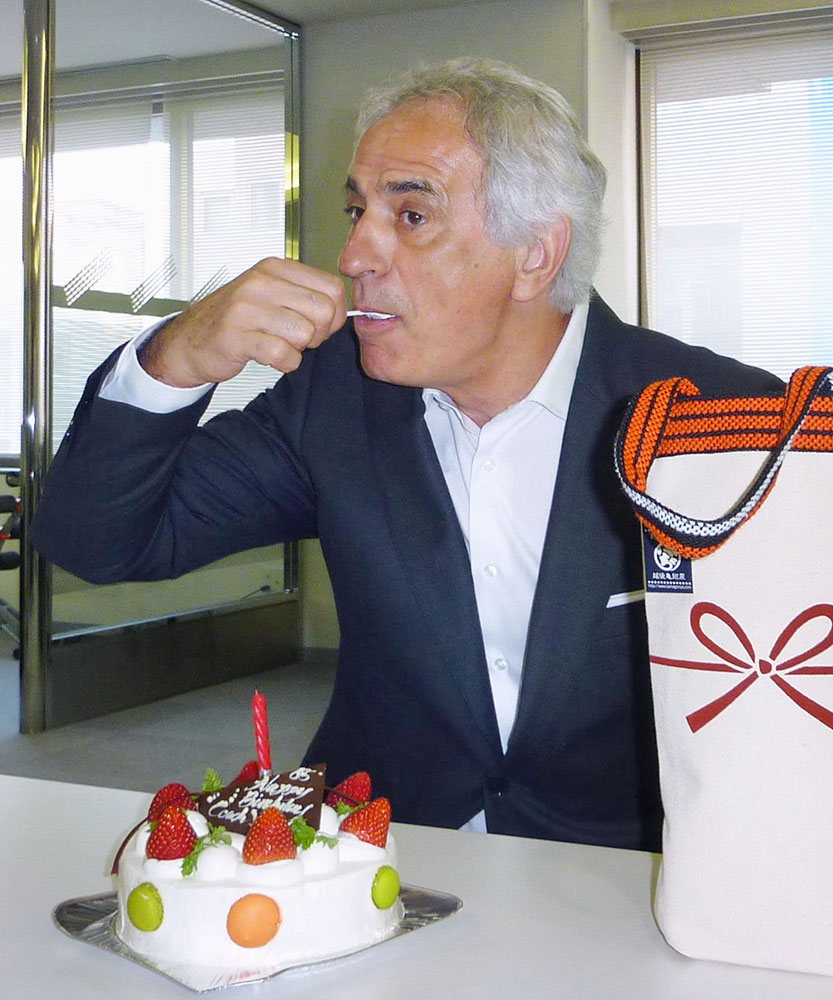 ２０１７年５月１５日、６５歳の誕生日を迎え、報道陣から贈られたケーキを食べるハリルホジッチ監督
