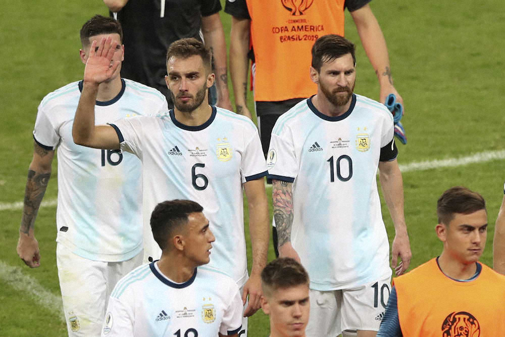 試合後。厳しい表情のメッシ（右）らアルゼンチンの選手たち（AP）