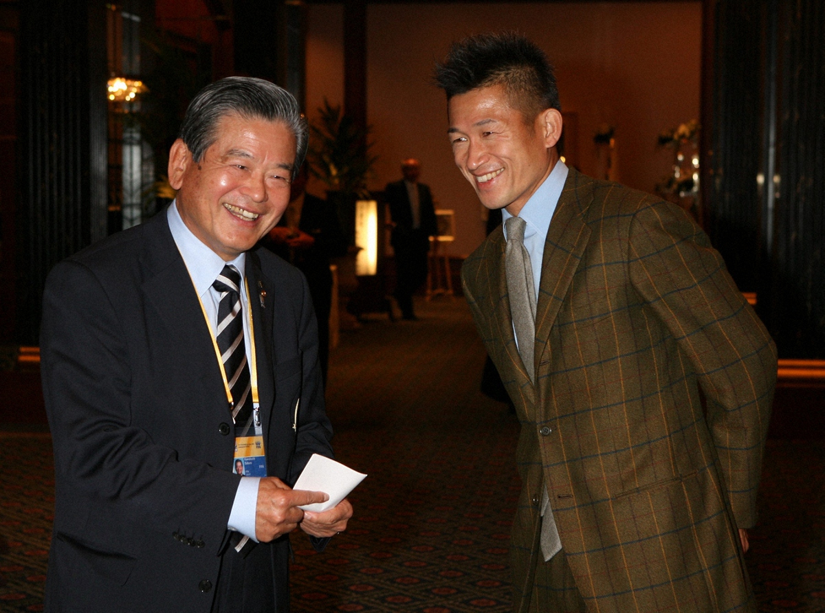 06年、クラブW杯会見前に三浦知良（右）と談笑する川淵三郎氏